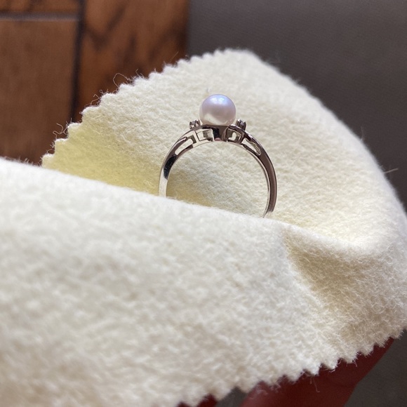 10k White Gold Cultured Pearl Ring with Diamonds - Picture 6 of 8